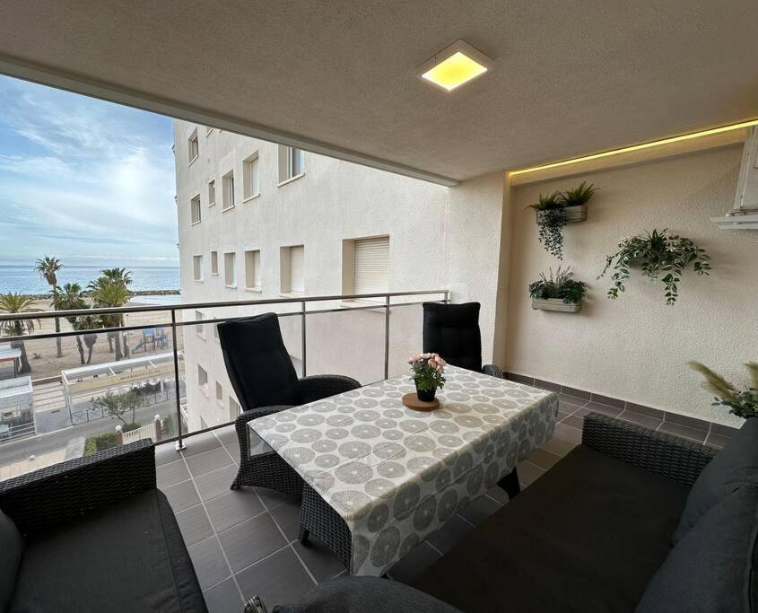 Apartamento Cunit, Front Line With Sea View Exterior foto